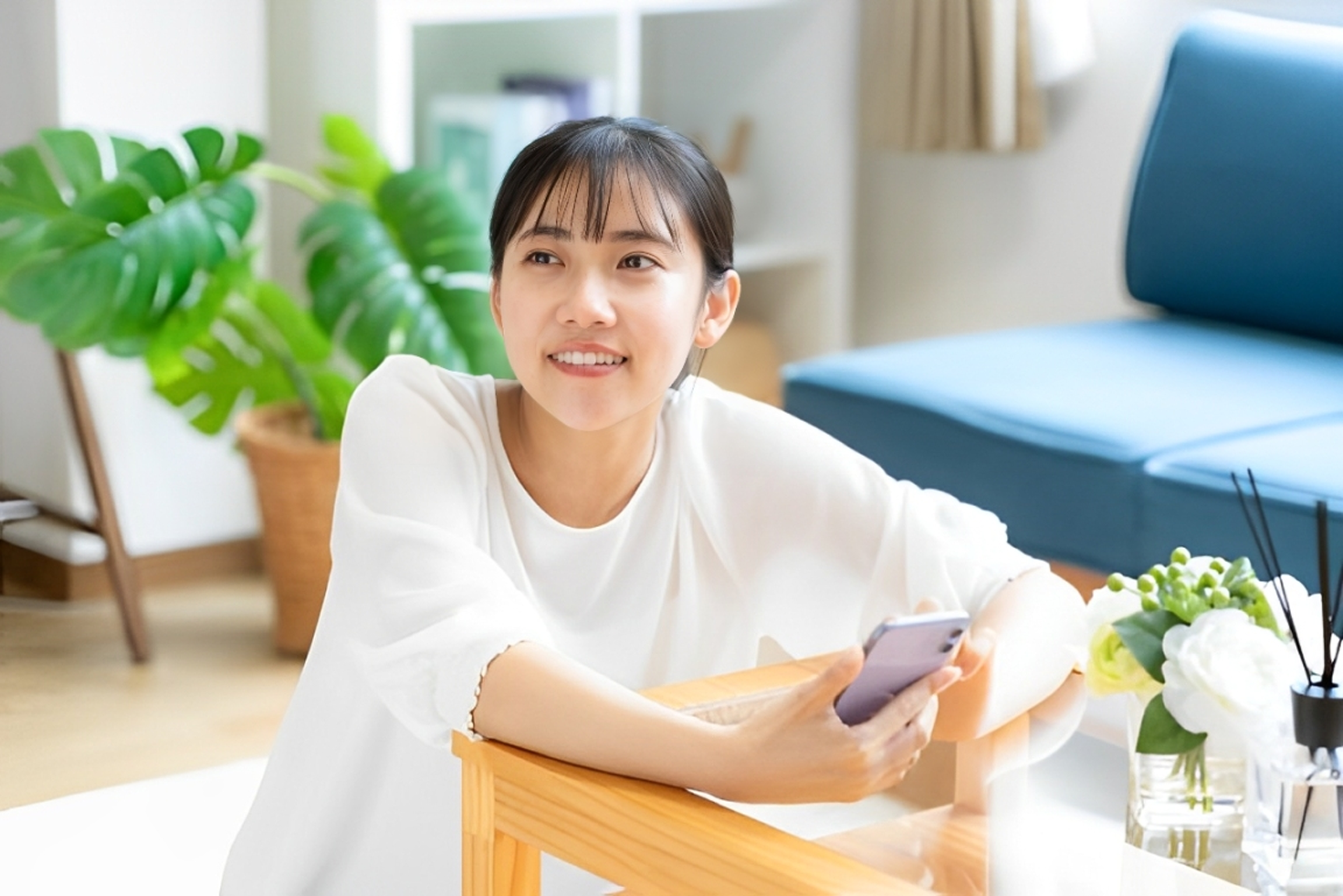 女子学生が喜んでいる画像